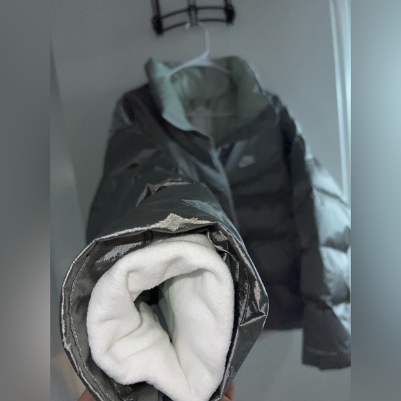 -BRAND NEW WITH TAGS- NIKE Woman’s XL Silver Metallic Puffer Jacket - Picture 12 of 15